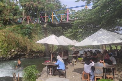 Tempat Ngopi Hits di Pemalang Lokasinya Gak Biasa, Ada Atraksi Bocah Lompat dari Jembatan