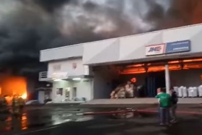 Gudang JNE di Cimanggis Depok Terbakar! Lebih dari 50 Persen Bangunan Hangus