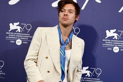 Harry Styles Bocorkan Soal Karakter LGBT di My Policeman, Jadi Gay karena Penasaran? 