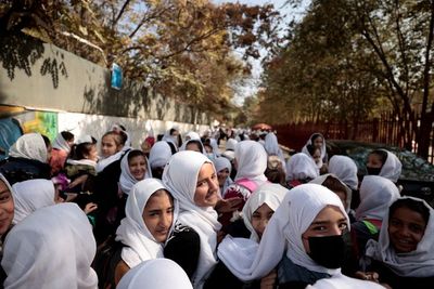 Para Pelajar Perempuan Afghanistan Protes Usai Penutupan Sekolah oleh Taliban