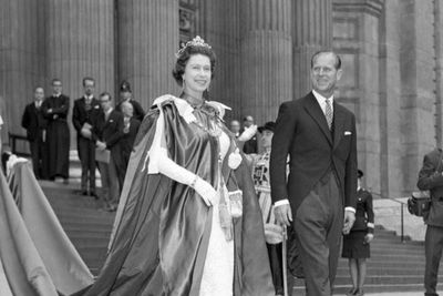 Kisah Cinta Sejati Ratu Elizabeth II dan Pangeran Philip, Hubungan Ajudan dan Atasan