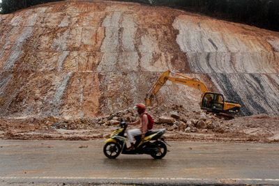 Sejoli Ngebut Naik Astrea Lewati Gundukan, Saking Kencangnya Sampe Terbang
