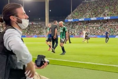Fotografer Ini Pamer Skill Juggling Bola di Tengah Laga, Ada Pemain yang Tak Senang