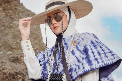 Gaya Elegan Olla Ramlan Kenakan Kain Sasirangan ala Vivi Zubedi untuk NYFW