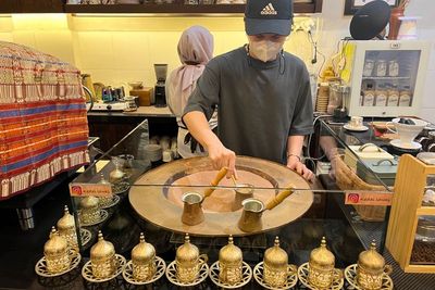 Warkop di Makassar Ini Jual Kopi Turki yang Dibuat dengan Pasir Panas, Rasanya Aneh !
