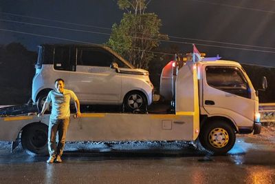 YouTuber Ridwan Hanif Kendarai Wuling Air ev Sampai Habis Baterai, Endingnya Sewa Towing