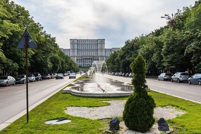 Mengintip Istana Parlemen Bukares Bangunan Terberat di Dunia, Beratnya Bikin Melongo!