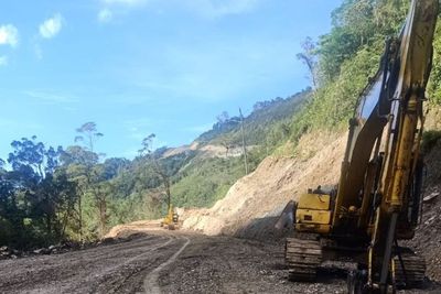 Ngeri! KKB Lepas 6 Tembakan dan Bakar Alat Berat di Papua