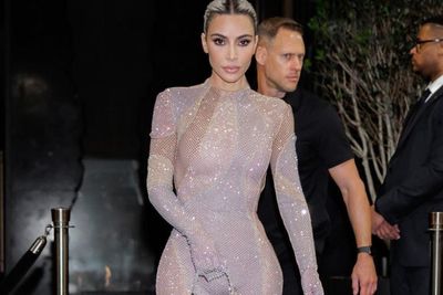 Kim Kardashian Kenakan Gaun Transparan di NYFW Curi Perhatian, Bikin Salfok!