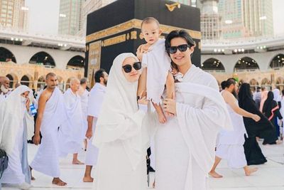 Rey Mbayang Cium Perut Dinda Hauw saat Umroh Jadi Sorotan, Netizen Curiga Hamil Anak ke-2