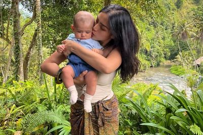 Jessica Iskandar Main ke Sungai Gendong Bayi: Body Makin Langsing Kak After Lahiran