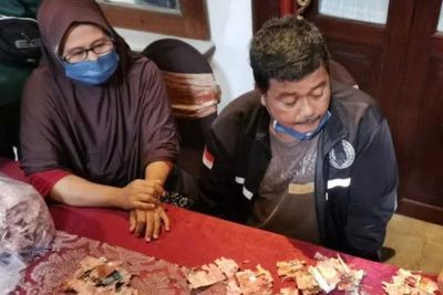Nasib Malang Penjaga Sekolah di Solo, 2,5 Tahun Nabung Haji Uang Malah Rusak Dimakan Rayap