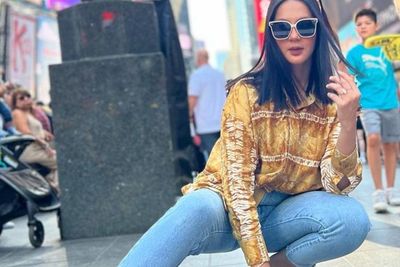 Hebohkan New York Fashion Week, Paula Verhoeven Pakai Kemeja Sasirangan, Kece Badai!