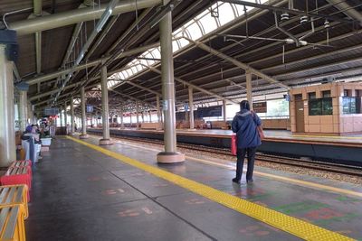 Kisah Mistis Stasiun Cikini, Ada Kereta Hantu Jalan Sendiri dan Penampakan Wanita Seram!