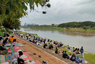 Bersih Banget! Pantesan Betah, Piknik di Pinggiran Sungai Brantas Serasa Lagi di Pantai