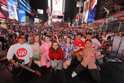 Aksi Biduan di Times Square Bukti Budaya Indonesia Mendunia Bersama Indopop Movement 2022