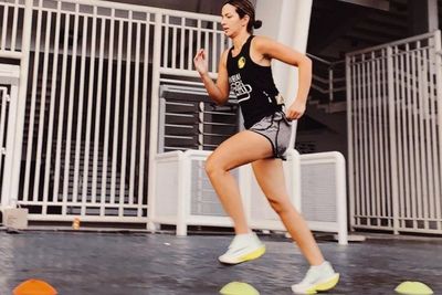 OOTD Nia Ramadhani Lari di GBK Senayan Netizen Malah Salfok ke Kaki Mulusnya