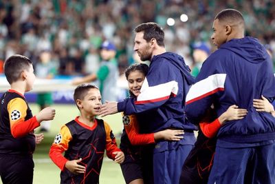 Ketemu Langsung Messi dan Mbappe, Bocah Maskot Histeris Rebutan Pelukan