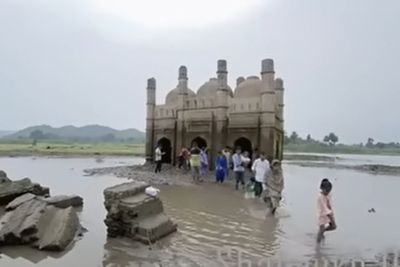 MasyaAllah, 30 Tahun Tenggelam Masjid di India Ini Muncul Kembali, Begini Kondisinya