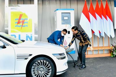 Jokowi Perintahkan Luhut Ganti Mobil Dinas Jadi Kendaraan Listrik