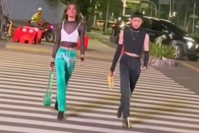 Wow! Dua Pemuda Ini Pakai Crop Top Catwalk di Zebra Cross Sarinah: Berasa di Luar Negeri