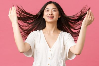5 Cara Meluruskan Rambut Paling Mudah, Bisa Pakai Susu Loh!