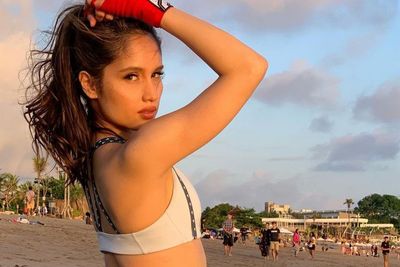OOTD Sporty Cinta Laura Pamer Perut Roti Sobek di Pantai: My Queen Beautiful