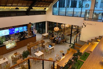 Enggak Kalah dengan Seoul, Bali Juga Punya Perpustakaan Estetik: Tempat Kumpul Bule Kaya