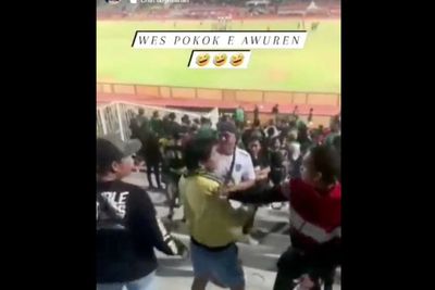 Kocak! Sesama Bonek Malah Ribut Gara-gara Lempar Air tapi Salah Sasaran