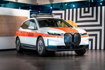 Kepolisian Swiss Sulap BMW iX Jadi Mobil Patroli, Decalnya Keren Banget!