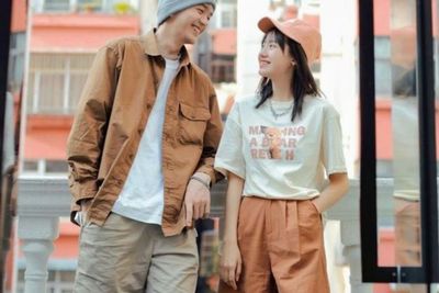 5 Referensi OOTD Couple untuk Jalan-jalan Bareng, Casual dan Kece!