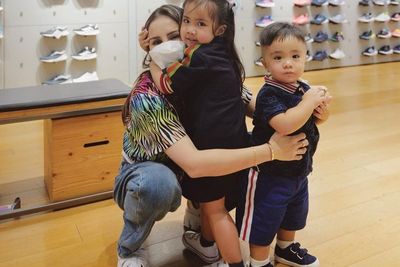 Halo Bestie, Begini Outfit Momo Geisha Ngemal sambil Momong 2 Anak: Gemes