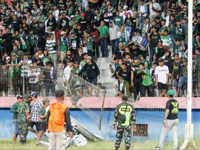 Rusuh! Bonek Rusak Gelora Delta Sidorajo Usai Persebaya Dikalahkan Timnya Raffi Ahmad