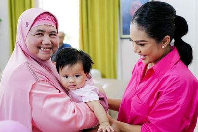 Mamah Dedeh Jadi Sorotan Gendong Ameena Gemes di Ultah Amora Lemos: Mau Curhat Ya Nak?