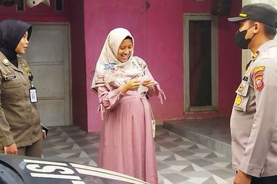 Ngidam Kesampaian, Bumil di Karawang Kegirangan Usai Keliling Naik Mobil Patroli Polisi