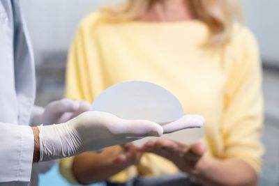 Implan Payudara Dikaitkan dengan Risiko Kanker, Ladies Wajib Hati-hati