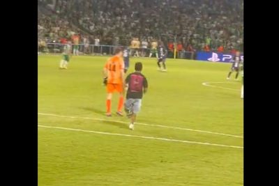 Kocak, Steward Sambit Sepatu ke Penonton yang Masuk Lapangan Cuma Buat Peluk Lionel Messi