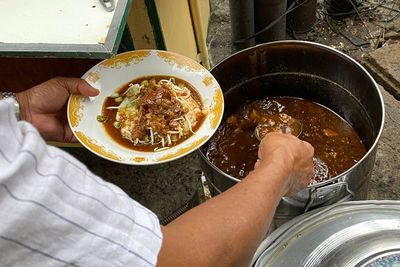Tim Bubur Diaduk vs Gak Diaduk, Udah Coba Bubur Kuah Semur dan Asinan yang Langka Ini?