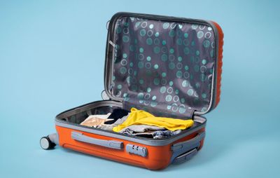 Trik Packing Baju di Koper Biar Tetap Rapi Pas Mau Pulang Liburan, Bawa Baju Bulukmu