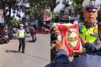Driver Ojol Ini Gugup saat Didatangi Polisi, Kirain Ditilang Rupanya Mau Diberi Sembako
