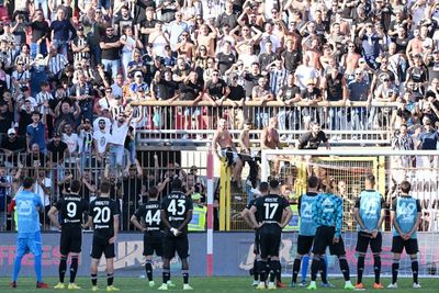 Bikin Malu Dikalahkan Tim Promosi, Pemain Juventus Datangi Tribun Minta Maaf ke Fans