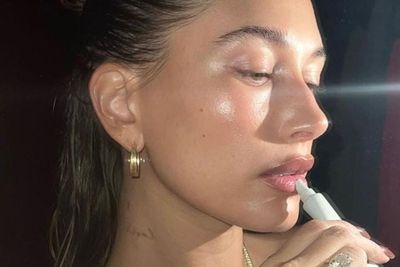 Hailey Bieber Bagikan Rahasia Bibir Glossy, Berkilau Bak Habis Makan Gorengan!