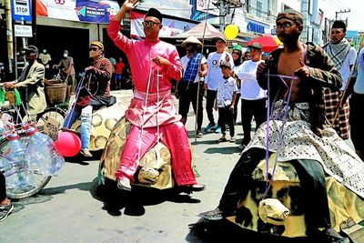 Bukti Warga Solo Rukun, Ketika Pengantin Banjar Disambut Parade Kura-kura Raksasa!