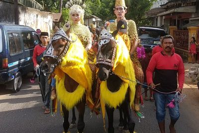 Aksi Pengantin Cilik Tunggangi Kuda Menari Bikin Gemas, Tradisi Unik Hanya Ada di Sumenep