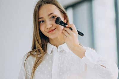 Tips Makeup ke Kantor Anti Ribet: Wajah Semakin Fresh