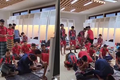 Suasana Pemain Timnas U-20 Salat di Ruang Ganti, Ada yang Khusuk hingga Rebutan Sarung