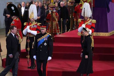8 Cucu Mengelilingi Peti Mati Ratu Elizabeth II untuk Menjaganya