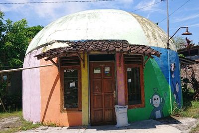 Cerita Warga Tinggal di Rumah Teletubbies, Tahan Gempa Tapi Muncul Masalah Baru!