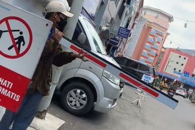 Anti Mainstream! Palang Otomatis Ini Pakai Tenaga Surya, Ternyata...