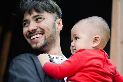 Potret Gaya Refal Hady Gendong Cipung Jadi Ajang Halu Netizen: Gantengnya Anak dan Suamiku
